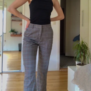 Rutiga byxor  - Rutiga kostymbyxor från gina tricot. Säljer pga för stora för mig.  Croppad modell så lite kortare i benen. Köpte för 399 säljer för 150 + eventuell frakt. Fint skick då de är knappt använda! ☺️