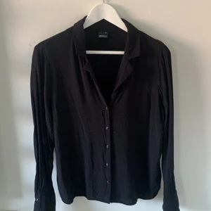 SNYGG SVART SKJORTA FRÅN GINA TRICOT - snygg flowy Gina tricot skjorta, säljes för den inte kommer till användning längre men knappt använd. Storlek 40 men liten i storleken passar en S till en liten M beroende på hur du vill att den ska sitta!