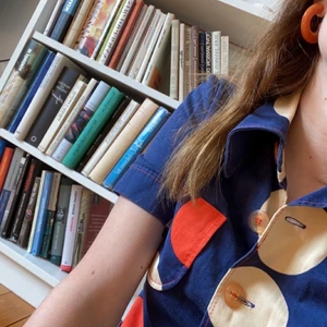 Vintage skjorta - Gör mig nu av med denna 60-talsinspirerade kortärmade skjortan, unik och cool. Köpt för inte så länge sedan i en liten retro second hand i Gbg. 🦚🍇