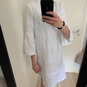 Skjortklänning från H&M - Skjortklänning från H&M! Perfekt till sommaren :) Saknar skärpet!