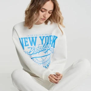 Sweatshirt  - Otroligt fin sweatshirt använd max 5 gånger så i nyskick💕✨🤩❤️ köparen står för frakten (66kr)