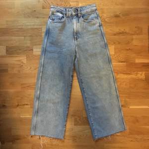 Ljusa jeans i väldigt fint skick nästan nya! Använt väldigt få gånger. Behöver sälja pga för små så jag hoppas dom får en ny ägare som älskar dom lika mycket som jag! 🥰Storlek 36✨ kan mötas i Stockholm eller frakta, då betalar köparen för frakt kostnaden💓
