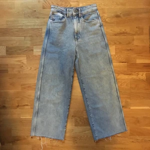 Jeans i fint skick!  - Ljusa jeans i väldigt fint skick nästan nya! Använt väldigt få gånger. Behöver sälja pga för små så jag hoppas dom får en ny ägare som älskar dom lika mycket som jag! 🥰Storlek 36✨ kan mötas i Stockholm eller frakta, då betalar köparen för frakt kostnaden💓