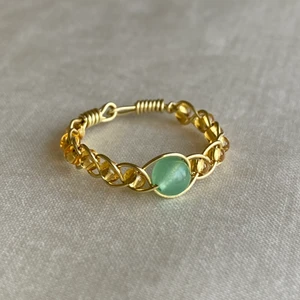 Ring ädelsten - Handgjord ring med ädelstenen Jade 🧞🔮.                                      Betydelse: Jade är känd för sina helande energier, och den läker bland annat undertryckta känslor som har en negativ påverkan på vårt liv. Det är också en kristall som hjälper oss att bli av med skuld, och som kan hjälpa oss att skapa bättre relationer inom familjen eller arbetsplatsen. (Beksrivning hämtad från lotusblomman.nu 🧘‍♀️).  Kan göra önskad storlek!