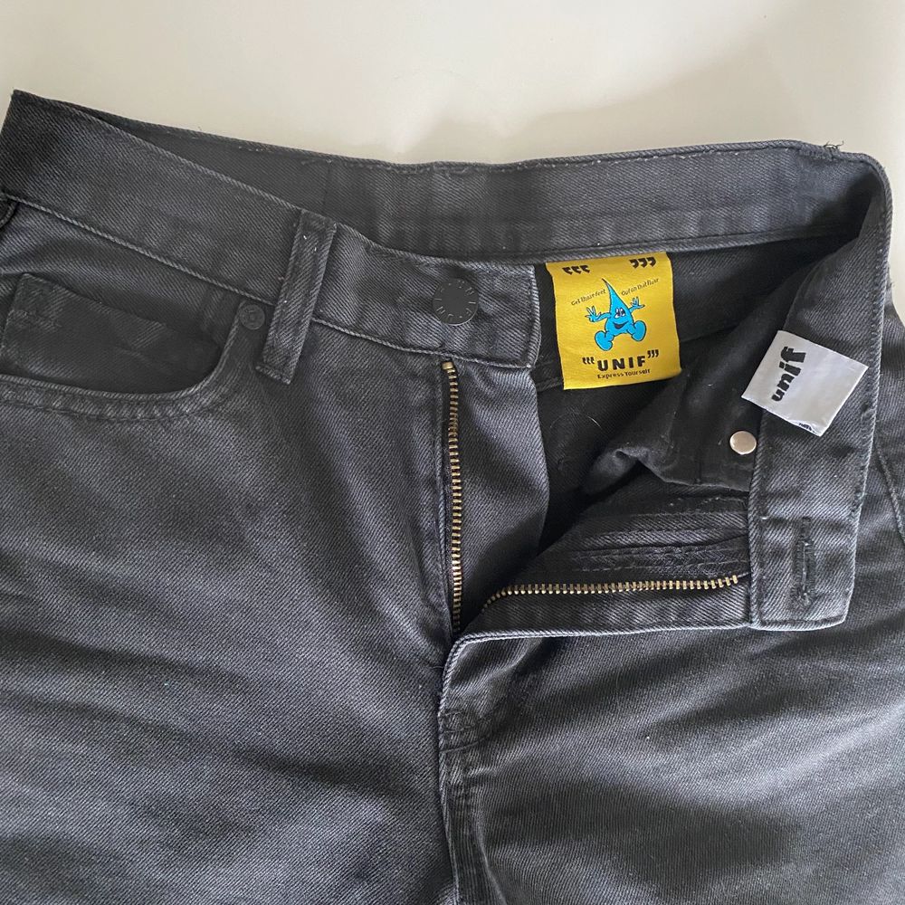 Skitfina unif jeans, säljs ej längre av unif🌈. Jeans & Byxor.