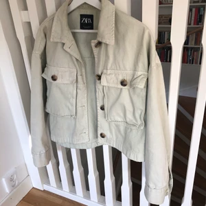 Zara jeansjacka✨ - En supersnygg jeansjacka som tyvärr inte kommer till användning. Inga defekter och bra skick. Färgen var svår att få me på bild men den är ljusgrön. Hör av er vid frågor💓