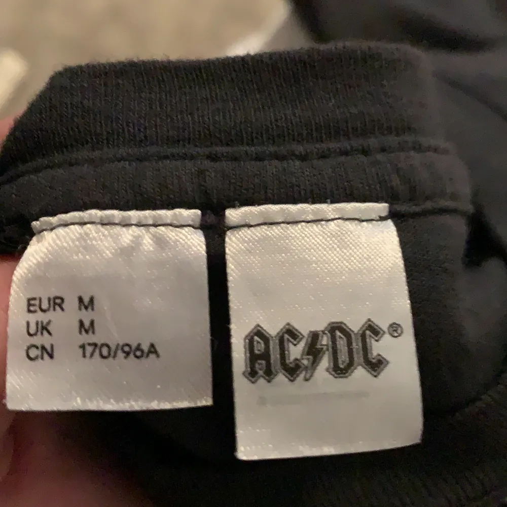 Jättesnygg ACDC t-shirt, den är svart-grå färgad irl och skulle säga att den sitter som en S-M. Bra skick, aldrig använd.. T-shirts.