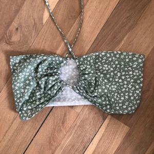 Grön vitblommig blus - En topp jag sytt själv, den ser lite grå ut på bilderna men är mer grön i verkligheten. Den är justerbar med banden så passar s/m/l :)