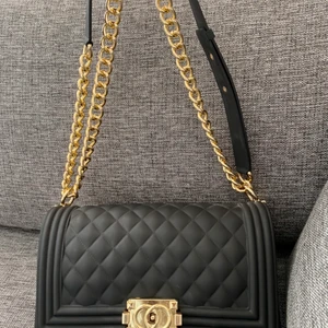 Handväska  - En fastion handväska,nyskick och passar fin på alla 