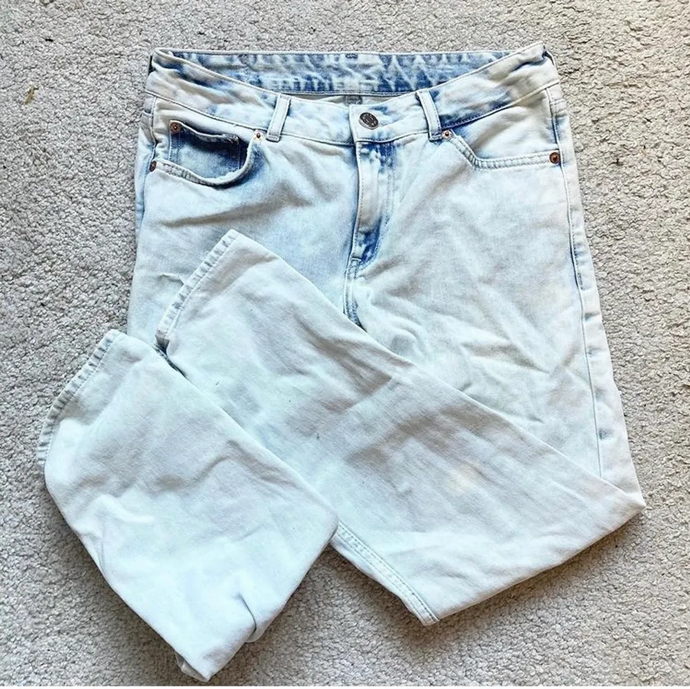 Säljer sååå snygga jeans från Monki! Waist 25, passar storlek S🤍. Jeans & Byxor.