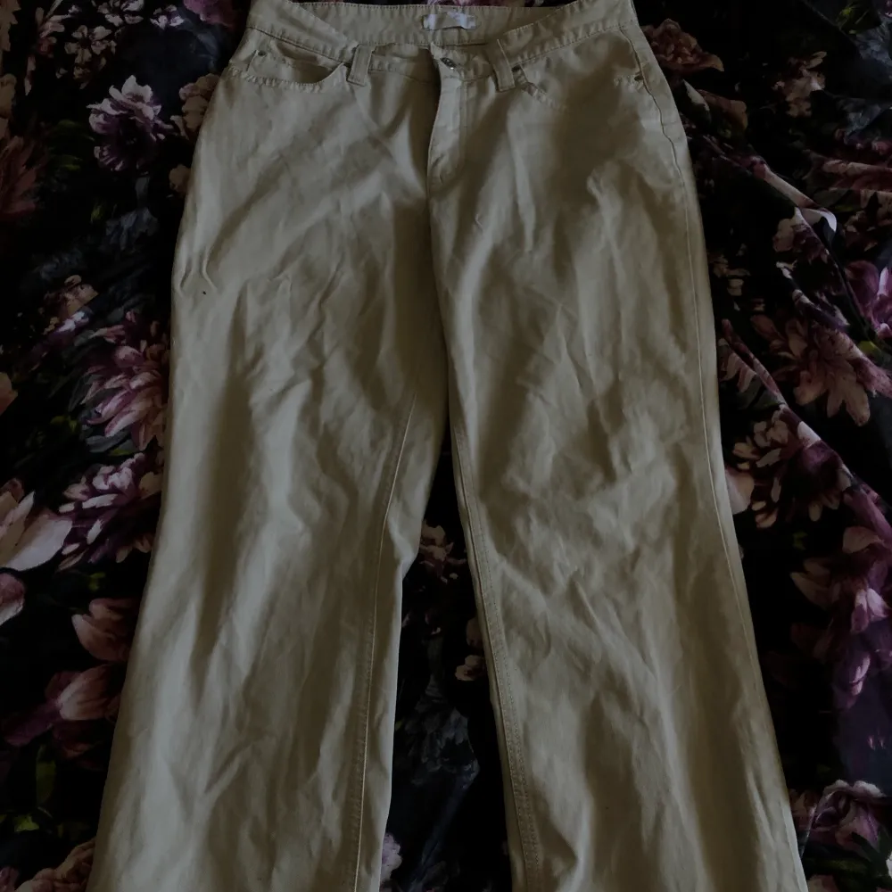 Beiga jeans från MAC, väldigt fint skick🤩 Är 157cm och dom passar perfa om man gillar lite bootcut.. Jeans & Byxor.
