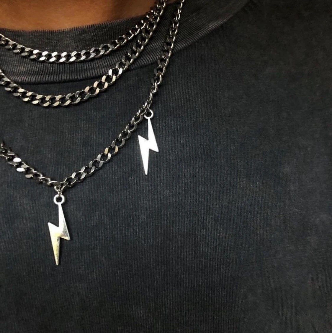 Halsband med blixtar