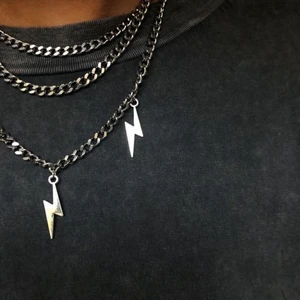 Halsband med blixtar - Säljer halsbandet med blixtar. Köpt av en tjej på instagram. Kommer inte till användning💞 köparen står för frakt!