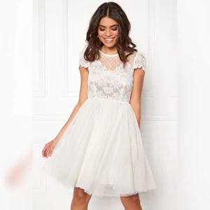 Livets studentklänning!!🥺 - Jag funderar nu på att sälja vidare min fantastiska studentklänning från Ida Sjöstedt🥰 ✨ Modellen Tammy Dress är en söt tyllklänning med vacker spets upptill och en dold dragkedja i sidan. Den passar perfekt till studenten, våren och sommarens fester samt konfirmationen. Klänningen är sparsamt använd och så gott som ny! Den är i dagsläget slutsåld och ytterst svår att få tag i. Som ny kostade klänningen 2 499kr, jag säljer den nu för endast 1 000kr❣️