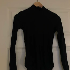 Oanvänd body - Svart body med halv polokrage, helt oanvänd med lappen kvar, strl xs,s köpare står för frakt🌸