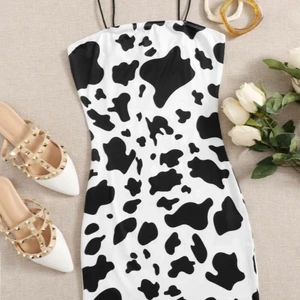 Ko klänning - Hej! Säljer denna Klänning med ko mönster för att den är lite för kort för mig. Den är i storlek M men passar en S.❤️ Köparen står för frakten❤️