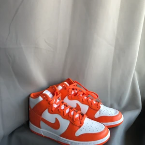 Nike Dunk Hi retro White/Orange  - H E L T N Y A!                                                                  Storlek 42.5