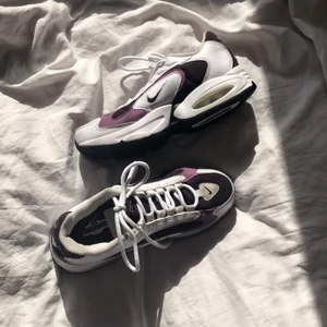 Nike W Air Max Triax white  EU 38 - Skorna är knappt använda och köptes på sneakers and stuff i slutet av 2020 för 1400kr. Ifall det önskas mer bilder på skorna är det bara att skriva.