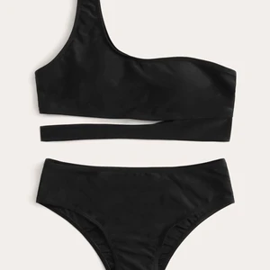 Svart bikiniöverdel, SHEIN - Säljer denna jättefina bikiniöverdelen från SHEIN då den var lite för liten till mig. Frakt står köparen själv för 