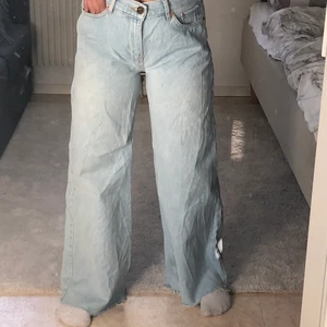 Junkyard jeans  - Säljer dessa skit snygga ljus blåa jeans.Jag säljer dom för att dom är för stora för min smak.Dessa jeans fick jag av min syster och jag klippte dom till min längd och jag har satt ditt en extra knapp i midjan för att dom skulle sitta tajtare i midjan.