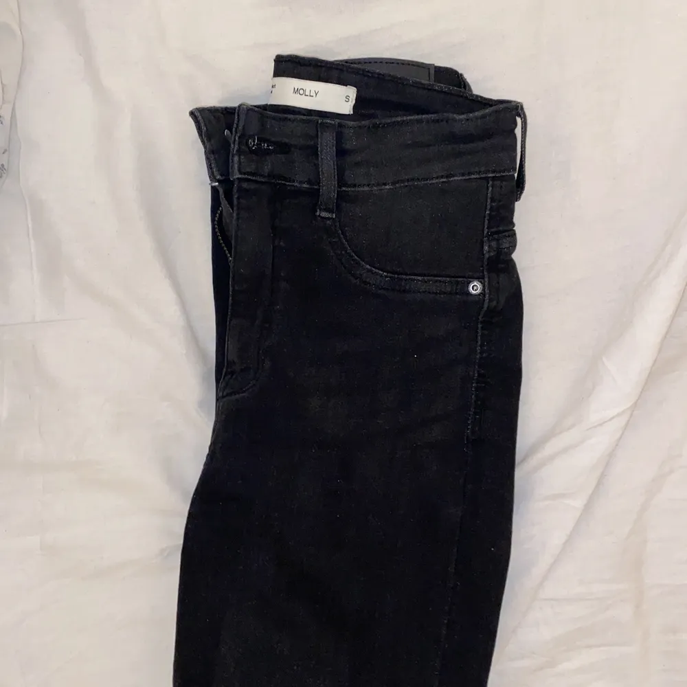 Svart gråa skinny jeans från Gina Tricit strl S , använda en gång men säljs för att de är för långa för mig.. Jeans & Byxor.