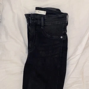 Svart/gråa jeans strl S - Svart gråa skinny jeans från Gina Tricit strl S , använda en gång men säljs för att de är för långa för mig.