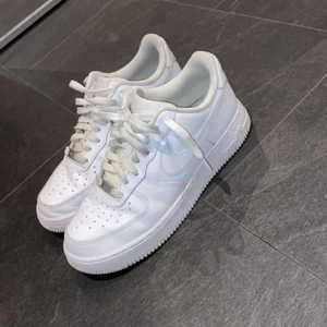 Nike air force 1 - Säljer vita Nike air force 1 i storlek 41 nästintill oanvända, använda ca 3 gånger därav väldigt bra pris för skicket dom är i. buda från 200kr. Köparen står för frakten 💕