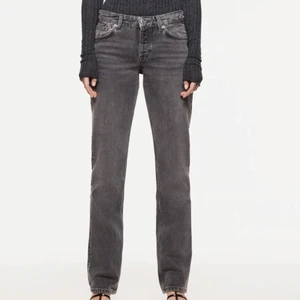 Lågmidjade jeans - Intressekoll på mina älskade zara jeans💞 dom är slutsålda på deras hemsida, storlek 38 och var perfekta i längden för mig som är 170❤️ säljer vid bra bud