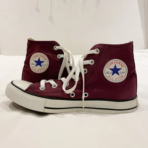 Lila / Bruna converse  - Skitballa converse i en lila/brun färg🤎💜 De är i nästintill nyskick då de är väldigt sparsamt använda! Frakt ingår inte. Om fler är intresserade blir det budgivning i mina DM :)