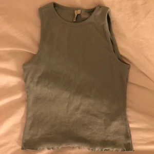 Linne - Linne med breda band från Nelly.com, supersöt ljusgrön färg, kan skicka bättre bild vid önskemål.