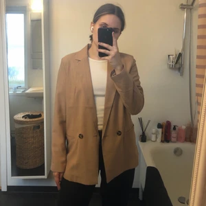 Brun/beige kavaj - Superfin brun/beige kavaj ifrån Gina! Aldrig använd och har prislapp kvar då jag har en annan som jag föredrar över denna. Originalpris 399 men säljer för 200. Den är oversized och jag har en storlek 36 men är i vanliga fall 38 så den är lite stor i storlek.