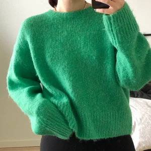 stickad tröja - jättefin lite boxig stickad grön tröja från H&M i ull&alpacka mix, använd kanske 3 gånger så den är som ny!! nypris 300 💚💚 storlek M men passar absoult L eftersom den är lite oversize, och S om man vill ha den större ☺️ pris kan diskuteras om så önskas!