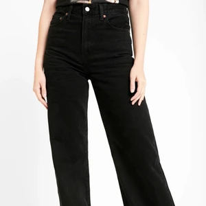 Levis ribcage svart - Levis ribcage wide fit, knappt använda, jättebra skick, originalpris 1200kr.