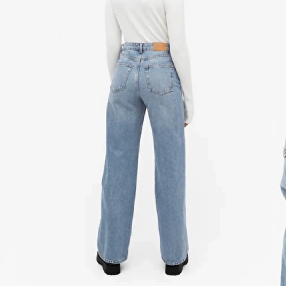 Säljer dessa skit snygga vida jeans från monki i strl 33. Skulle säga att de är små i strl och passar någon med strl 31/32 alt strl 40/42. De är helt oanvända. Nypris är 400 och säljer dem för 300 kr. . Jeans & Byxor.