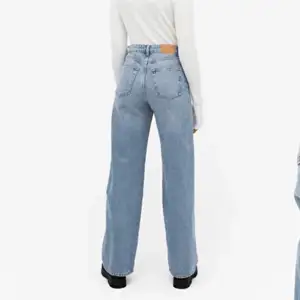 Säljer dessa skit snygga vida jeans från monki i strl 33. Skulle säga att de är små i strl och passar någon med strl 31/32 alt strl 40/42. De är helt oanvända. Nypris är 400 och säljer dem för 300 kr. 
