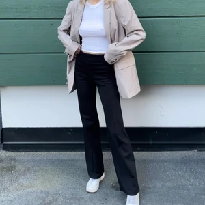 Nelly blazer!🥰 - Jättefin och helt oanvänd blazer från Nelly trends. Prislappen kvar och allt! Nypris 599kr säljes för 299kr plus frakt som köparen står för om man inte möts upp i Östersund!🥰 (Blir det många intresserade så blir det budgivning)