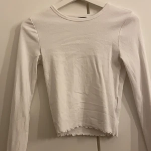 Tröja  - Super fin tröja med designe på ryggen från ginatricot i storlek S.