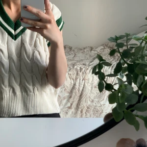 Väst - En vit väst med gröna detaljer, bara använd en gång🤍🤍