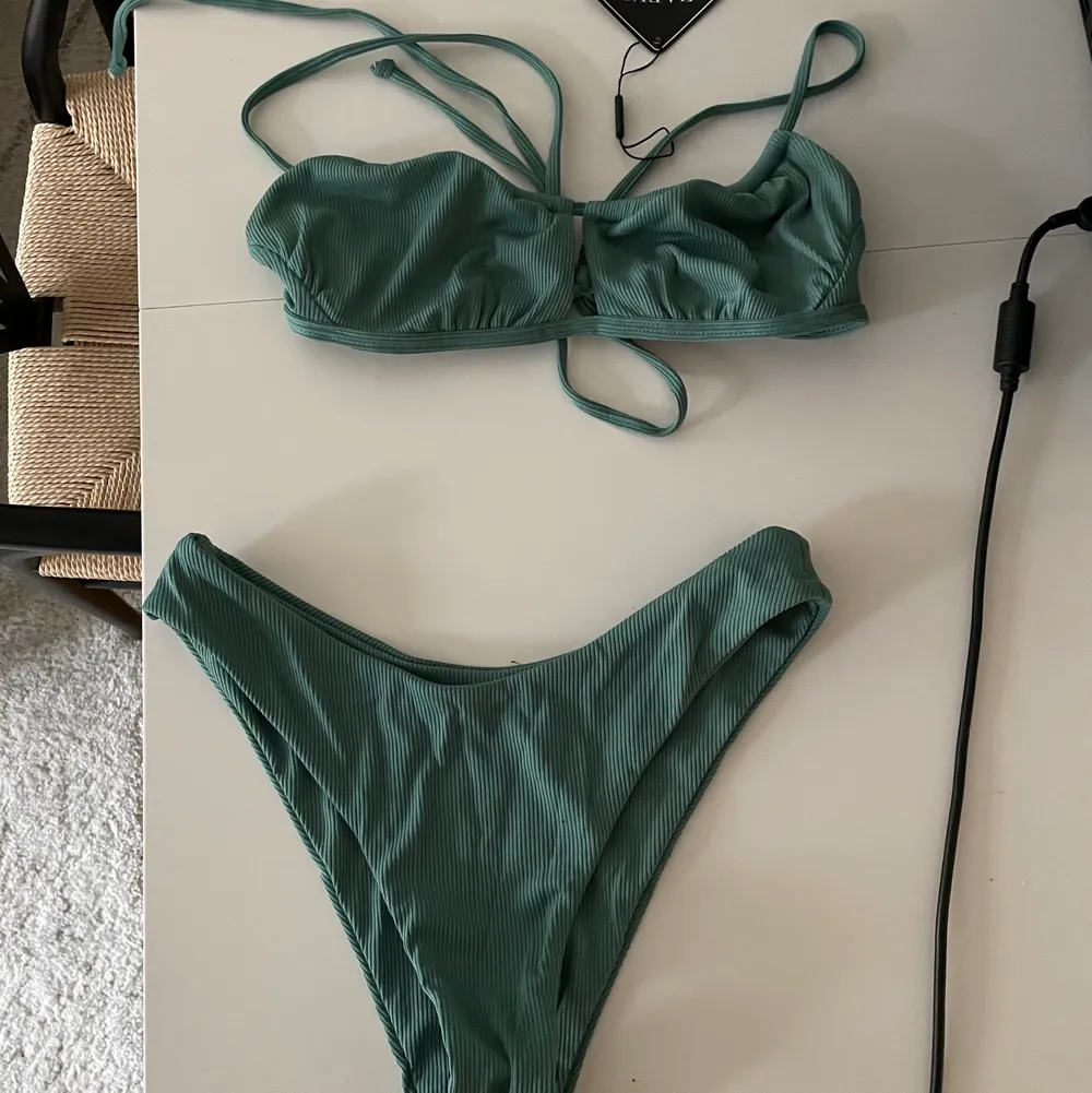 Säljer min bikini från zaful då min byst var för liten. Den är högt skuren och mjuk i sömmarna, i en fin grön färg. Övrigt.