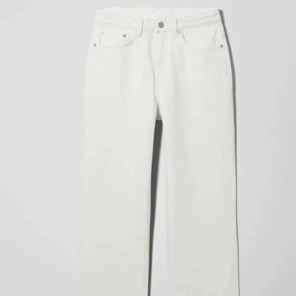 Säljer dessa skit fina, helt oanvända jeans från weekday. Vita och så fina till sommaren. Storlek 26/30💕💕. Jeans & Byxor.