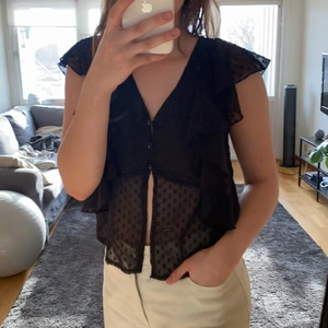 Söt topp från bikbok  - En riktigt söt topp från bikbok i storlek s. Använd cirka 5 gånger och är ganska liten i storleken så funkar för dem som har xs i vanliga fall. Ganska genomskinlig med fint mönster. 