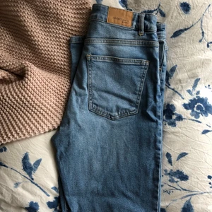 Ljusblåa jeans - Momjeans från gina i högmidjad modell. Ser ut att vara i nyskick men skulle tro att de är lite utgådda🌿 Bara att skriva om man vill ha bild hur de ser ut på🤍 Köpare står för frakt.