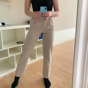 Kostymbyxor från nakd - Beiga kostymbyxor i storlek 36. Jag är 173 cm lång. Säljer för 250kr inkl frakt🤍🤍