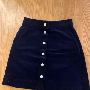 Kjol i Manchester från Other Stories  - Superfin Manchester Kjol ifrån märket & Other Stories. Aldrig använd, och i storlek 34. Köparen står för frakten!