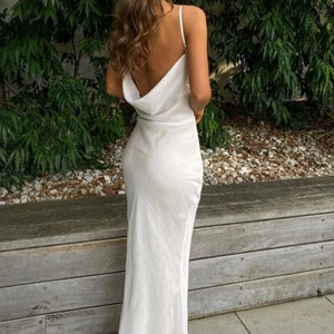 Balklänning - Superfin balklänning. Aldrig använd, endast testad med prislapp kvar. Köptes för 2000 ($299 AUD) 🥰 Pris kan diskuteras. De två första bilderna är lånade, kan skicka fler bilder vid förfrågan🤩 