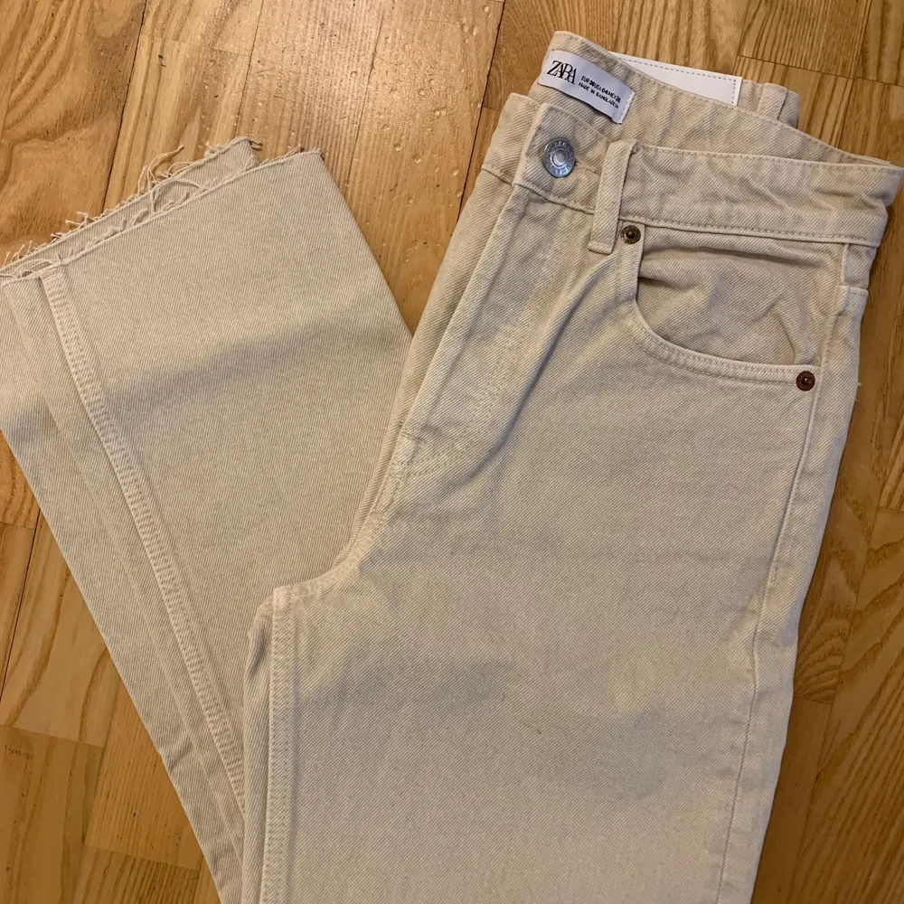 Jeans från Zara i storlek 36, aldrig använda. Köparen står för frakten!. Jeans & Byxor.