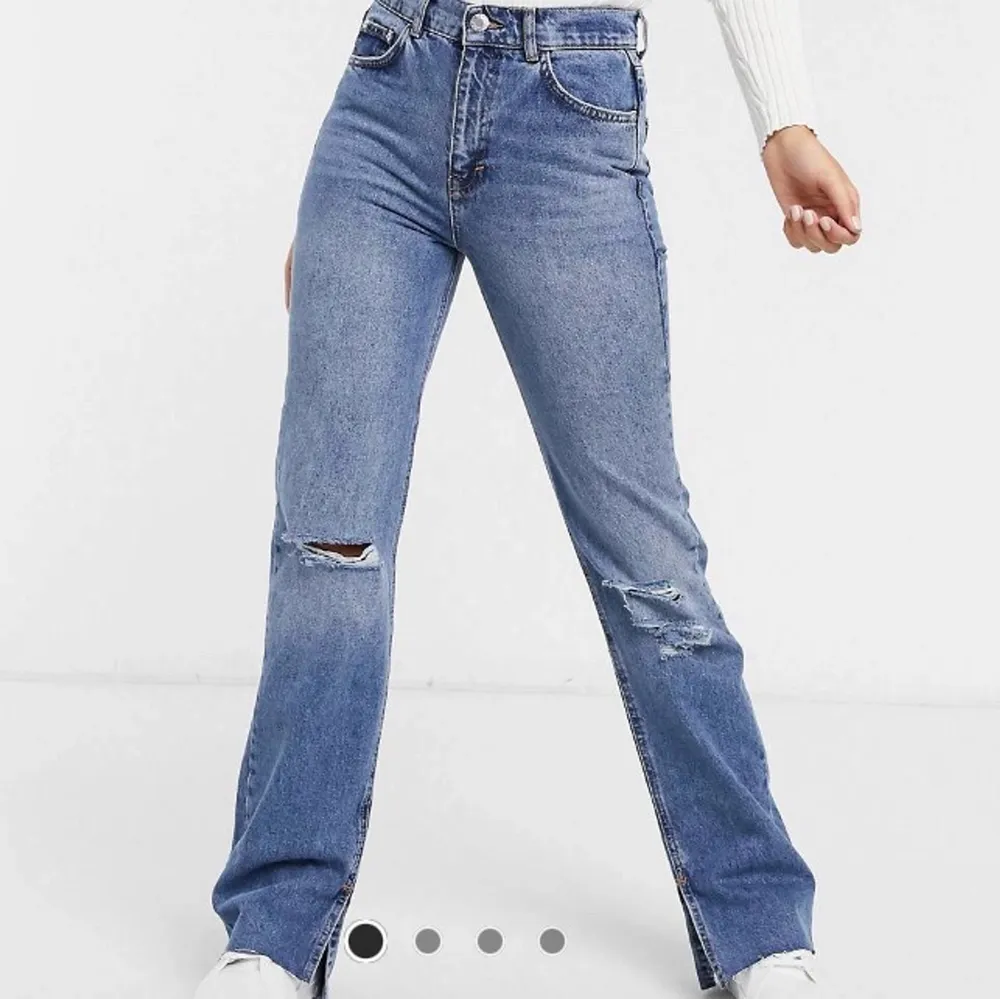 Intressekoll på dessa snygga jeans från pull&bear, raka med slits i storlek 38💕💕 skriv till mig vid intresse🥰. Jeans & Byxor.