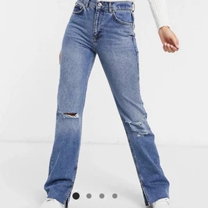 Pull&bear jeans mes slits  - Intressekoll på dessa snygga jeans från pull&bear, raka med slits i storlek 38💕💕 skriv till mig vid intresse🥰