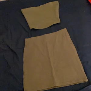 Militär grönt set - Bandåtopp + kjol. Väldigt snyggt set i storlek xs. 