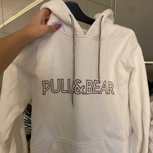 Pull&bear Hoodie  - Pull&bear Hoodie som knappt är använd💕 storlek xs men sitter som en s skulle jag säga kanske t.o.m. en m